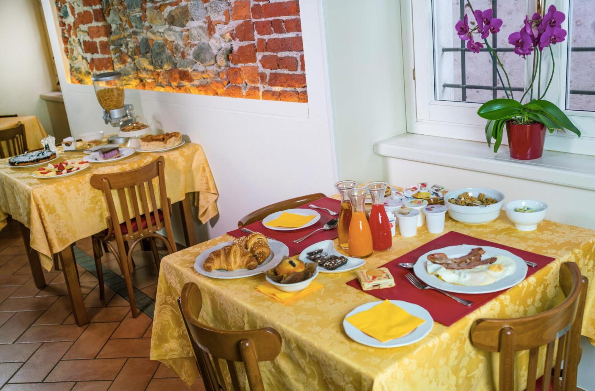 Hotel Sole Sesto Calende Bagian luar foto